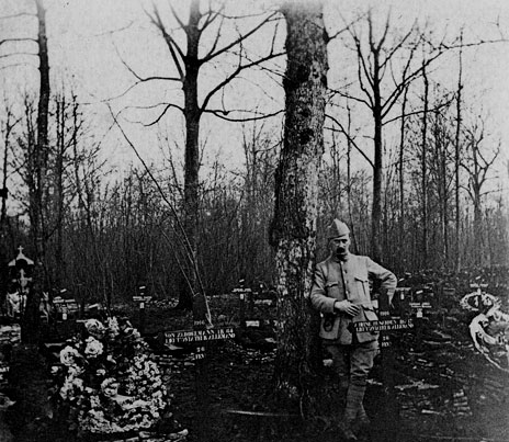 1916.02.26, Tombes provisoires des Ltn Georg Heine et Ltn Alfons von Zeddelmann du KG 1- KSt 4 tués en combat aérien par l'Adj Jean Navarre dans les environs de Dieue-sur-Meuse (55). Albin Denis.jpg