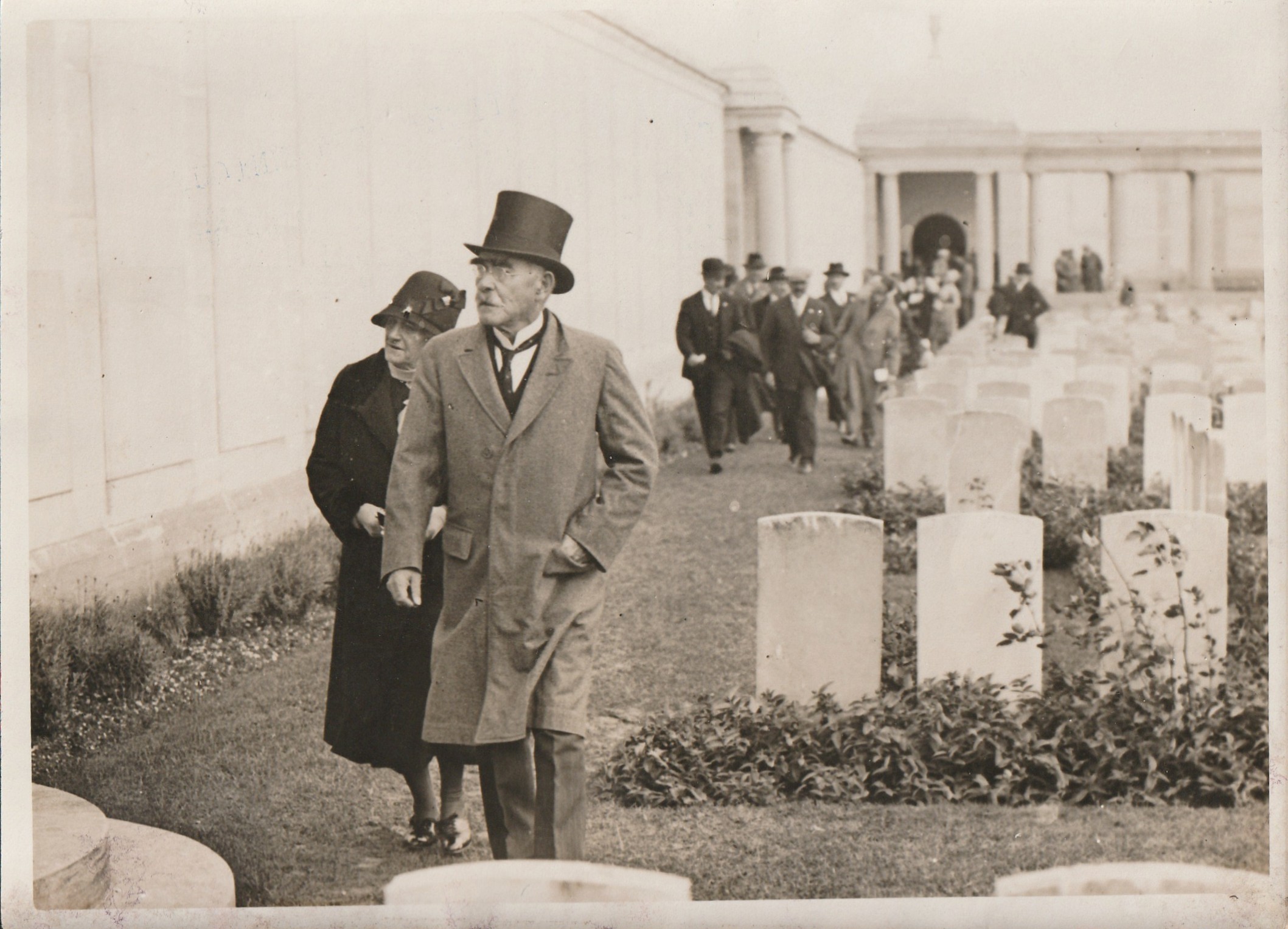 au cimetière de Loos en Gohelle. le grand écrivain Sir Rudyard Kipling, cherchant parmi les tombes celle de son fils mort pendant la guerre - photo Meurissse (1).jpg