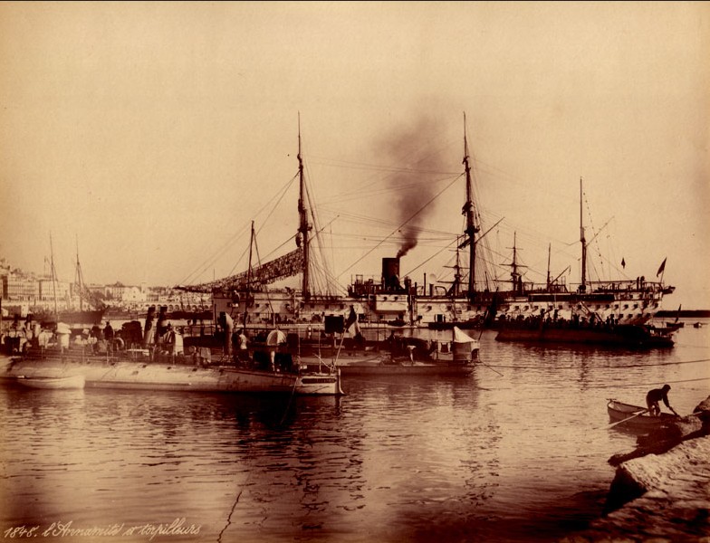 ANNAMITE en 1898 avec des torpilleurs.jpg