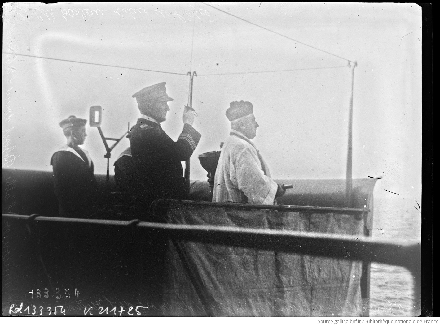 L'aumonier l'abbé Robert donne l'Absoute, le commandant Darlan salue de l'épée