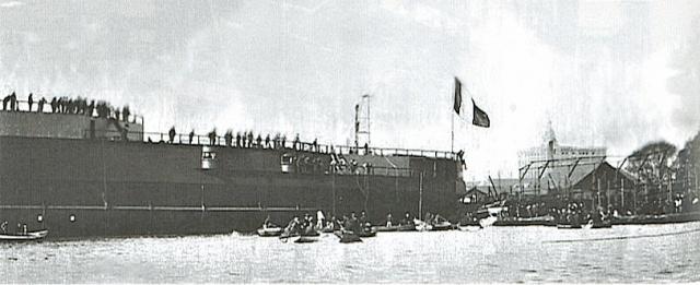 LANGUEDOC 1915 5 1 heurte le quai lors du lancement.jpg