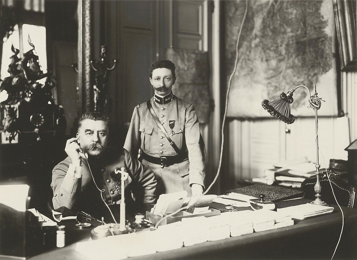 Gouverneur_militaire_de_Lyon_dans_son_bureau_2.jpg