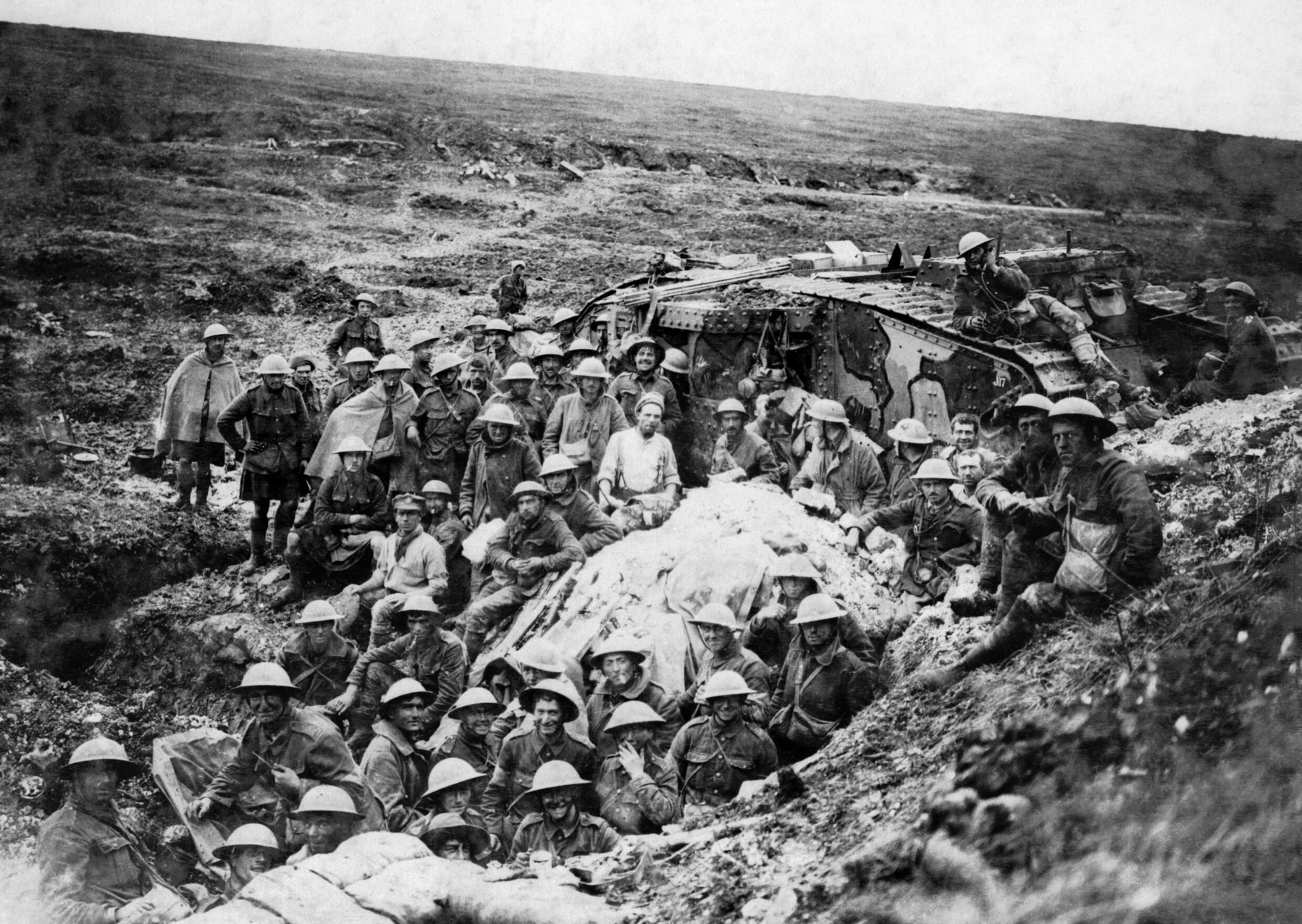 Tank D17 "Dinnaken" et infanterie de la 122e brigade. Flers - Courcelette.<br />Photo lieutenant John Warwick Brooke, 17 septembre 1916. Référence IWM Q 5578.