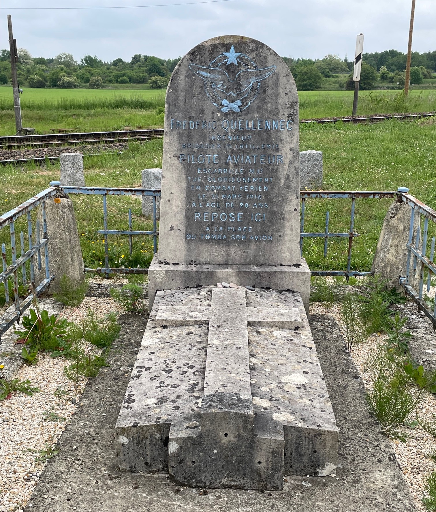 Tombe Quellennec juin 2026