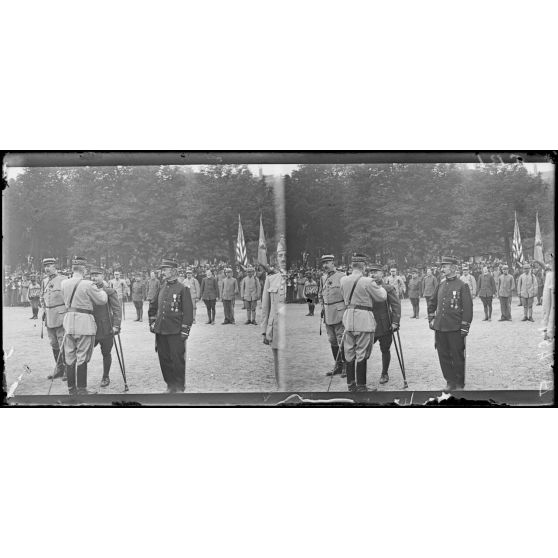 Ebener Lyon 14 juillet 1918 décore un capitaine mutilé.jpg