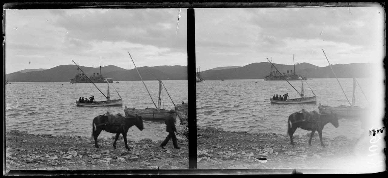 Mitylène [Mytilène]. Le Duplex dans la rade de Loutra.