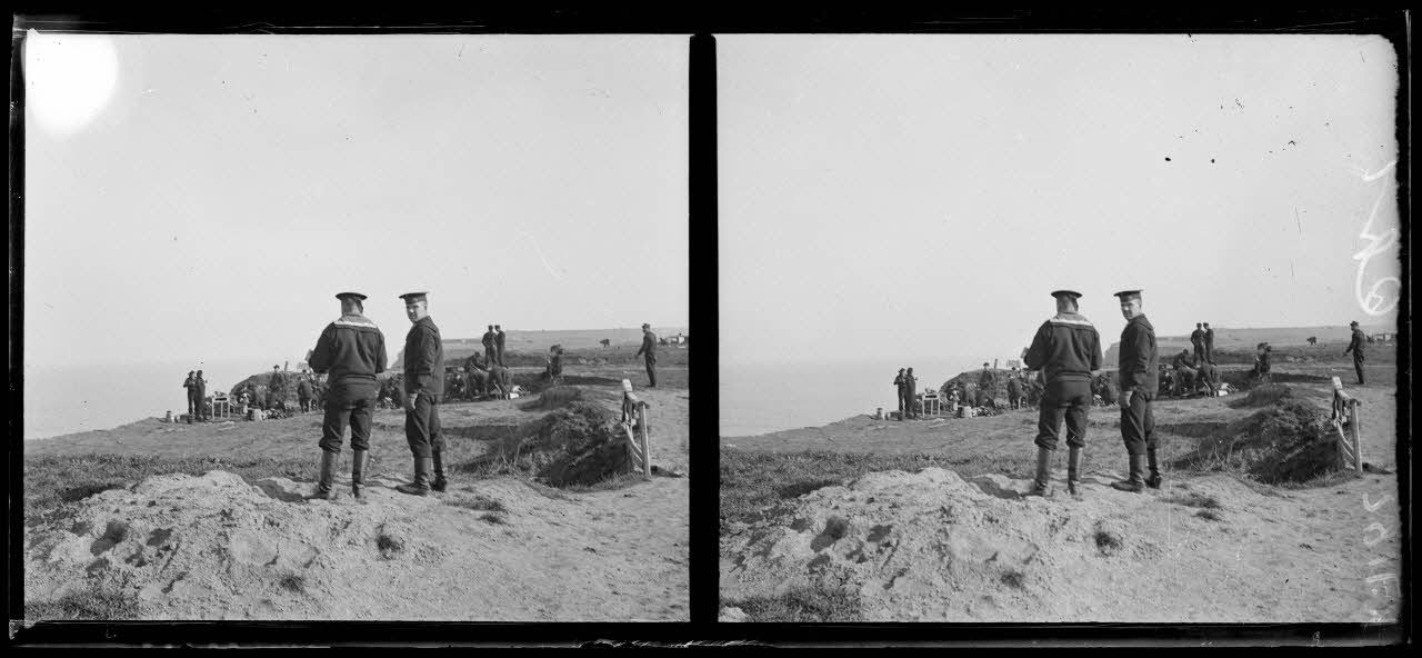 Kara Bouroun. 2 marins de l'Askold. En arrière, les marins du Dupleix font la cuisine.
