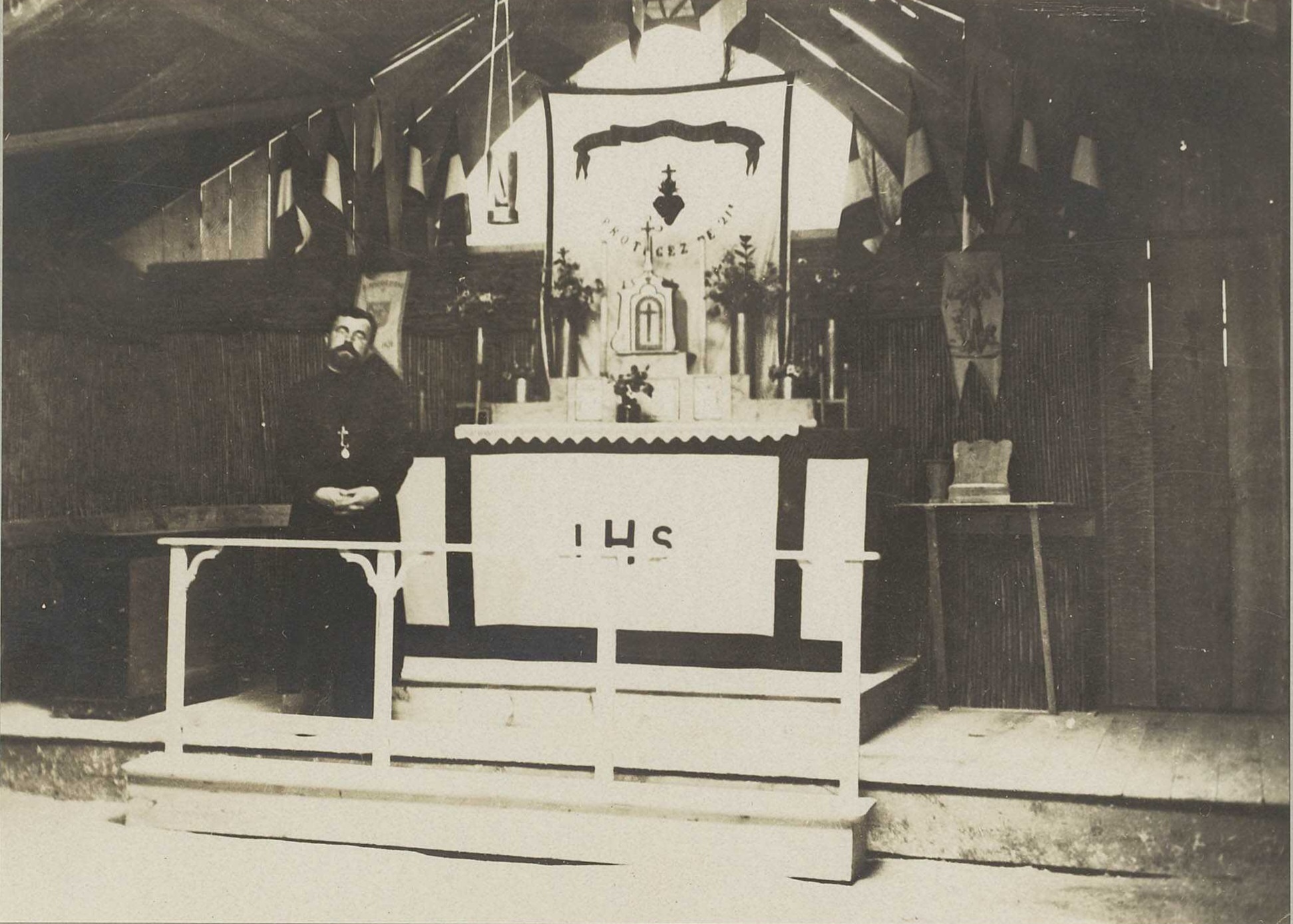 Détail photo intérieur de la chapelle. <br />Source : collection La Contemporaine, Nanterre, France.