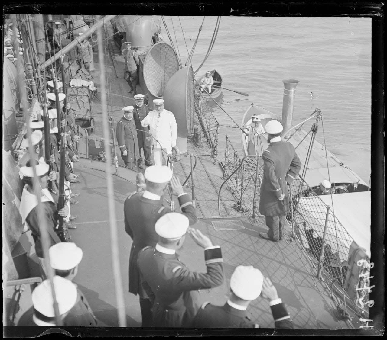 Corfou. L'amiral de Gueydon monte à bord de l'Opiniatre saluer le général Bogovitch.