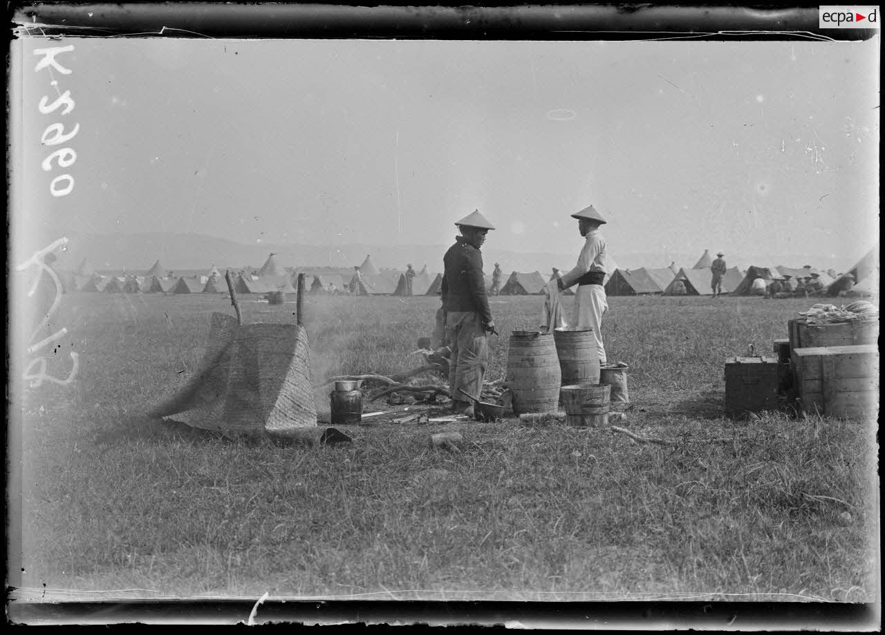 Camp de Zeitenlick. Annamites débarqués le 10 mai (1916)