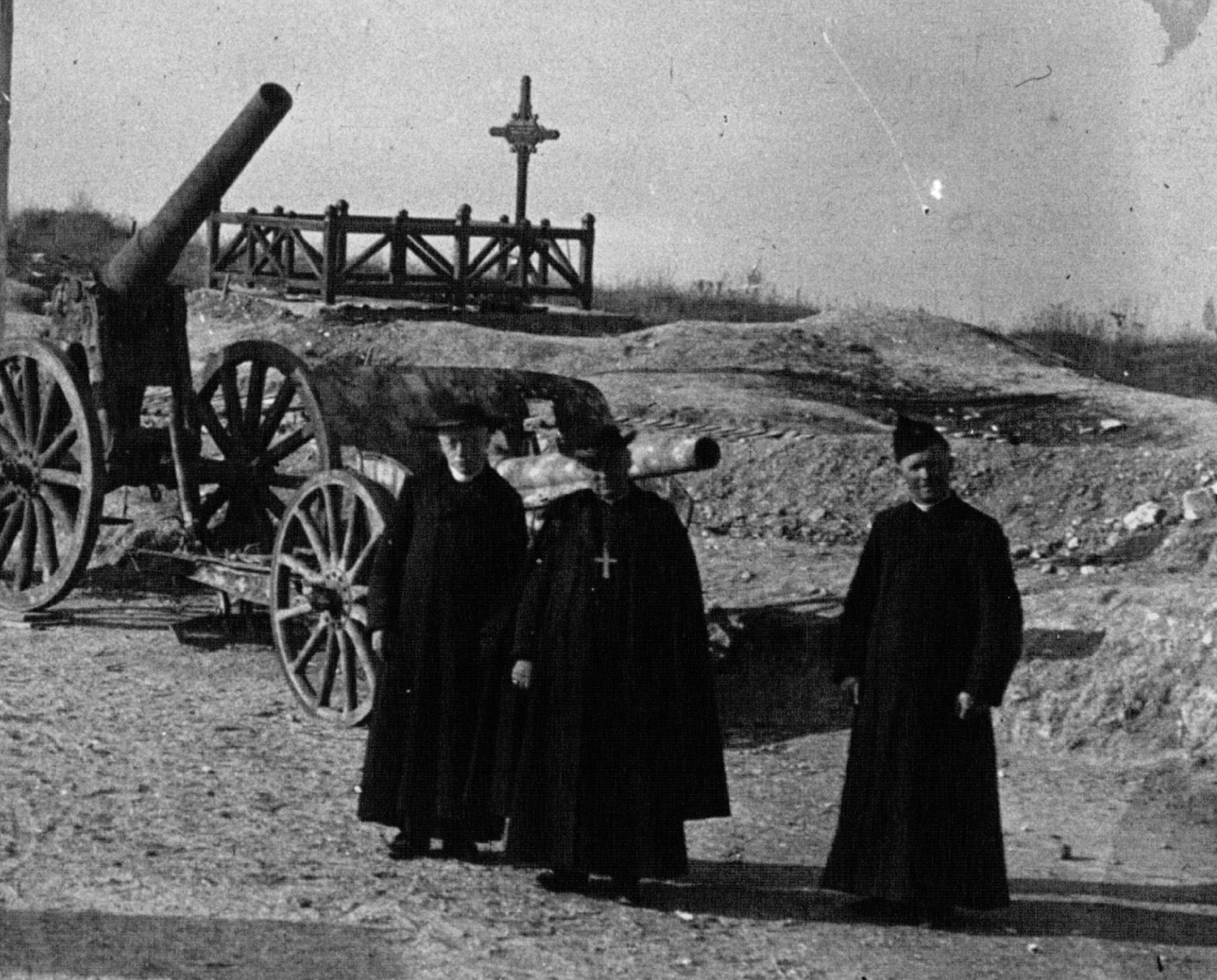 Détail photo, Monseigneur Gattinot / Monseigneur Ginisty / abbé Noël, ossuaire de Douaumont, 11 novembre 1920. <br />Source photo Wikicommons.