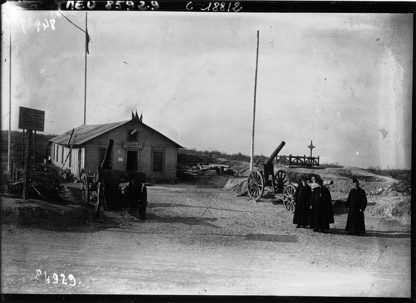 Monseigneur Gattinot / Monseigneur Ginisty / abbé Noël, ossuaire de Douaumont, 11 novembre 1920. <br />Sur le panneau "ossuaire provisoire des champs de bataille". <br />Source photo Wikicommons.