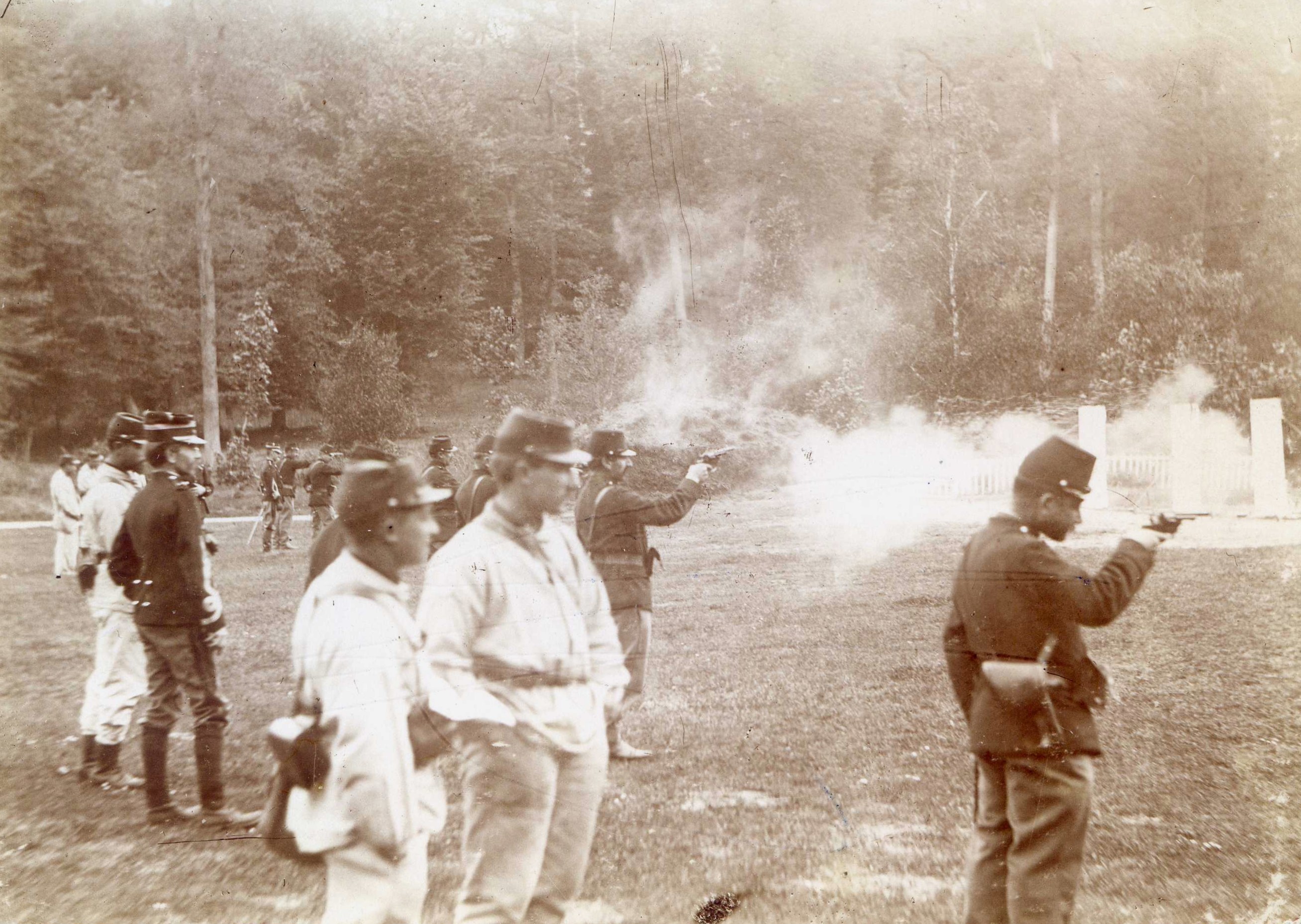 54e RI - 8- Tir au revolver des Gardes forestiers.jpg