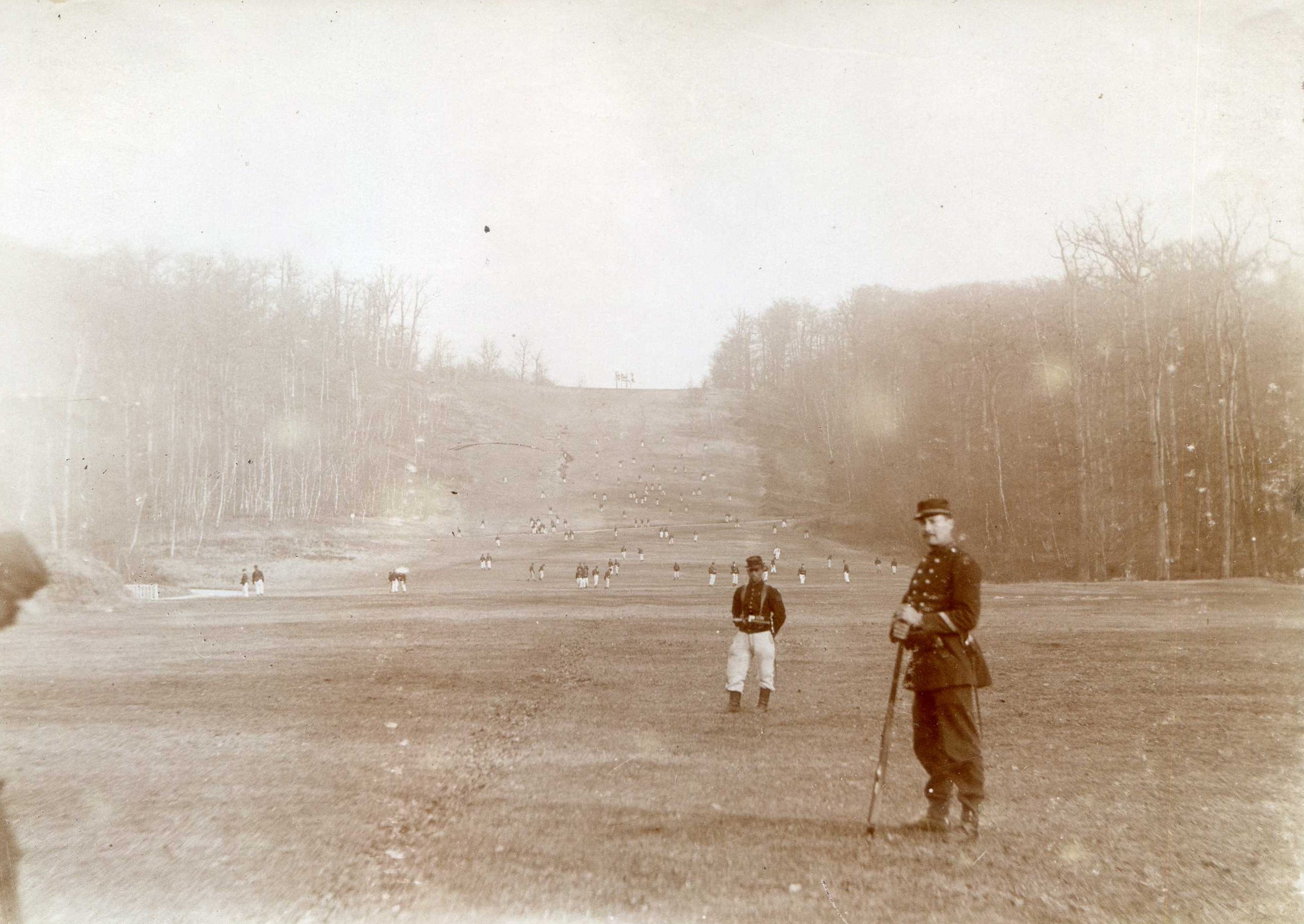 54e RI- 11-Les hommes ramassant les balles.jpg