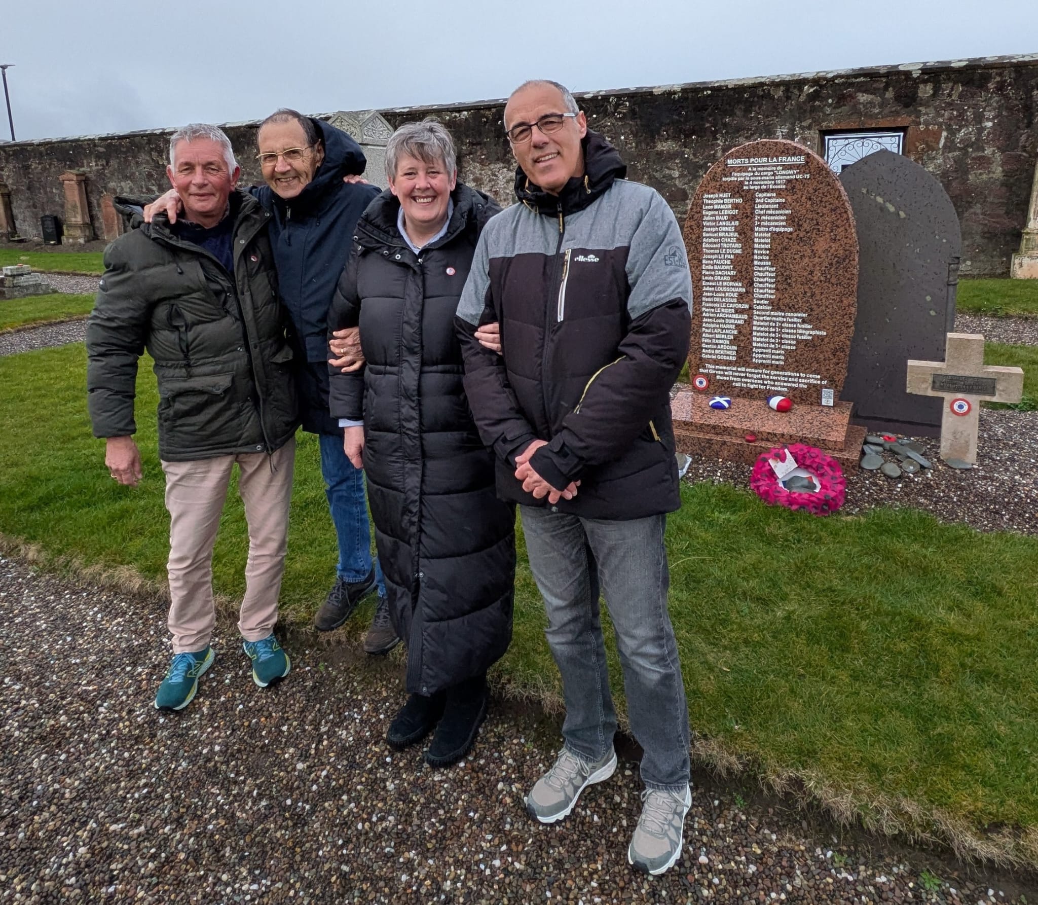 La famille Le Cavorzin et les bénévoles écossais du groupe mémoriel Girvan and District Great War Project, le 3 avril 2026 à Girvan. <br />Photo collection particulière famille Le Cavorzin.