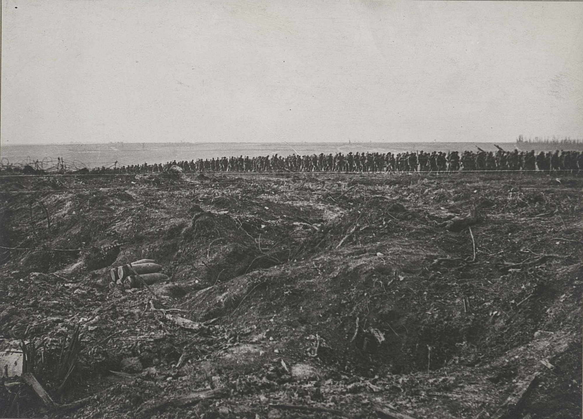 La Maison-Blanche (nord de Mézières, sur route de Domart à Bouchoir). Réserves anglaises montant en ligne - VAL 425 104 - Lot 1 - Média 1 - L'Argonnaute - Bibliothèque numérique de la Contemporaine.jpg