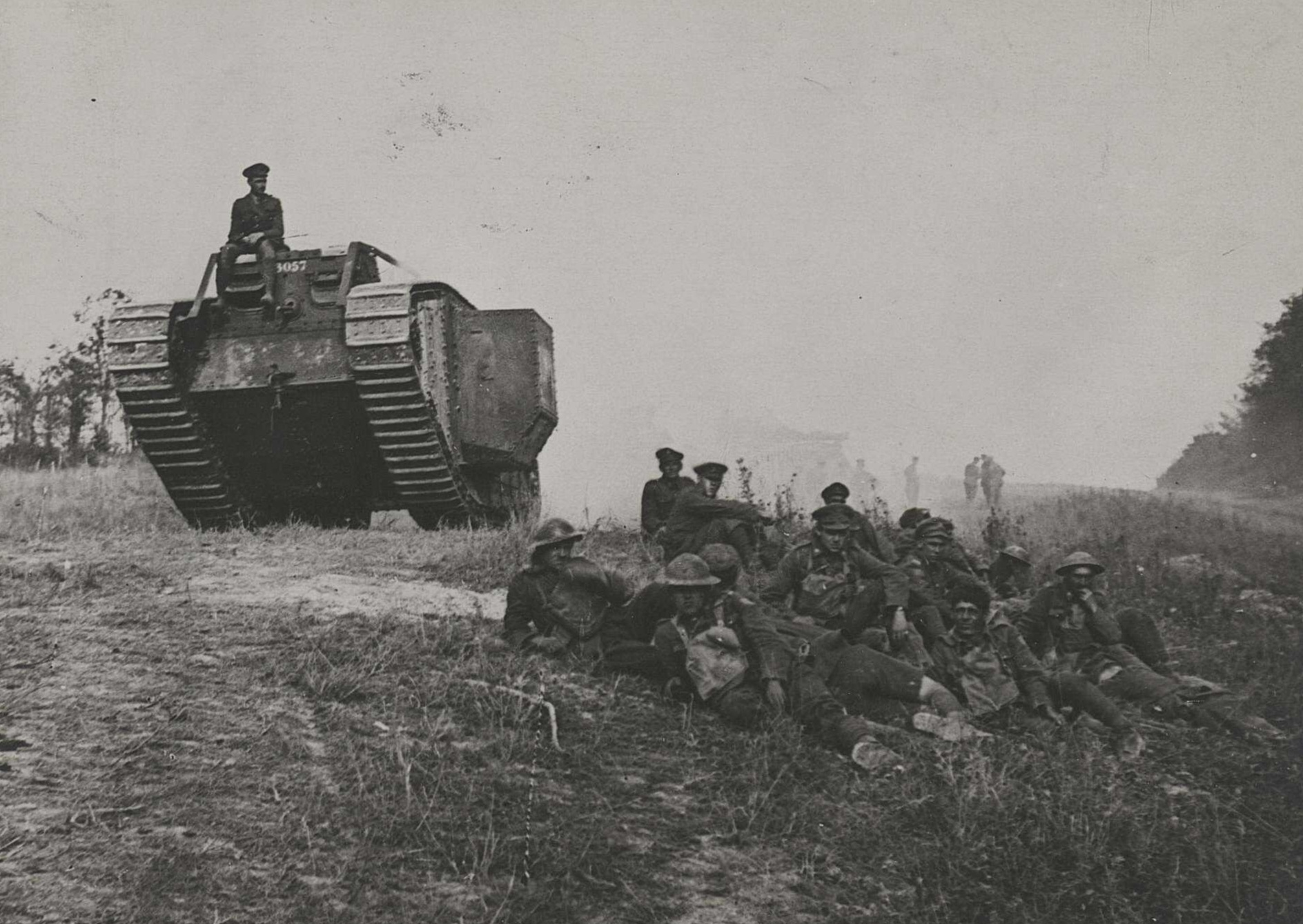 9 août 1918, les Britanniques montent en ligne sur la route de Domart-sur-la-Luce à Bouchoir, au niveau de Mézières-en-Santerre. Détail photo La Contemporaine, Nanterre, France.