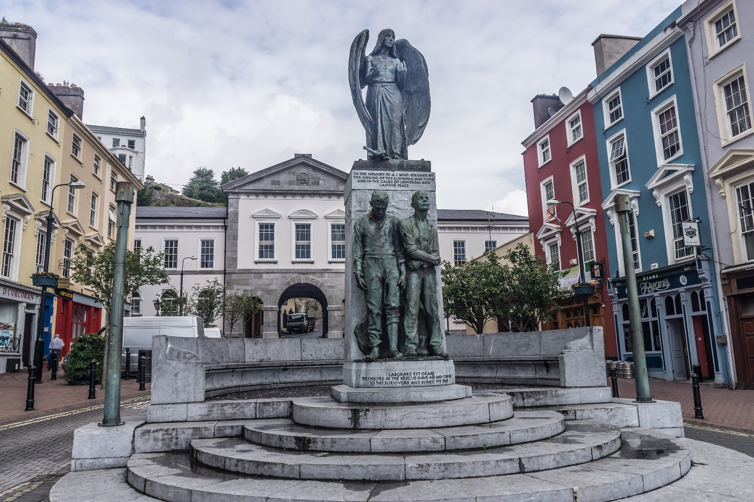 Cobh, comté Cork, République d’Irlande. <br />Monument aux victimes du naufrage du Lusitania, mais aussi aux Irlandais qui ont secouru les survivants et enterré les morts.<br />Source photo : Wikicommons.