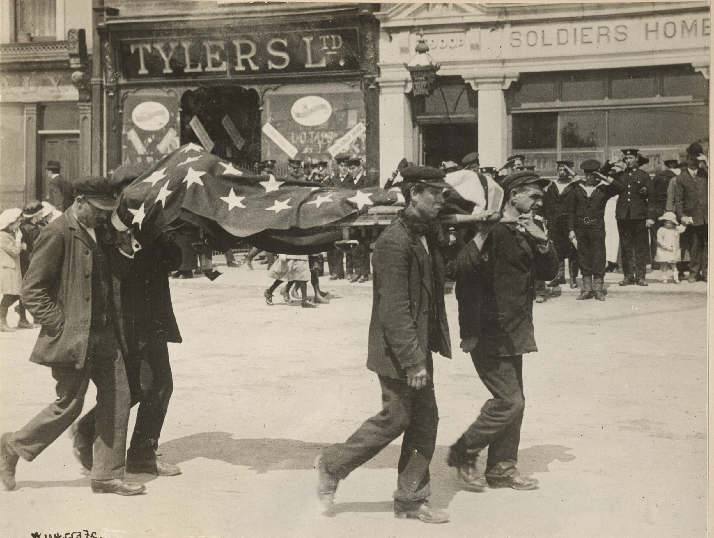 À Queenstown (Cobh) en Irlande, on transporte une victime américaine anonyme. Mai 1915. <br />Photo source Wikicommons.