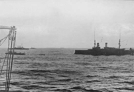 IMPERATOR NIKOLAI I 1905 5 28 Russian_surrender_at_the_Battle_of_Tsushima.jpg