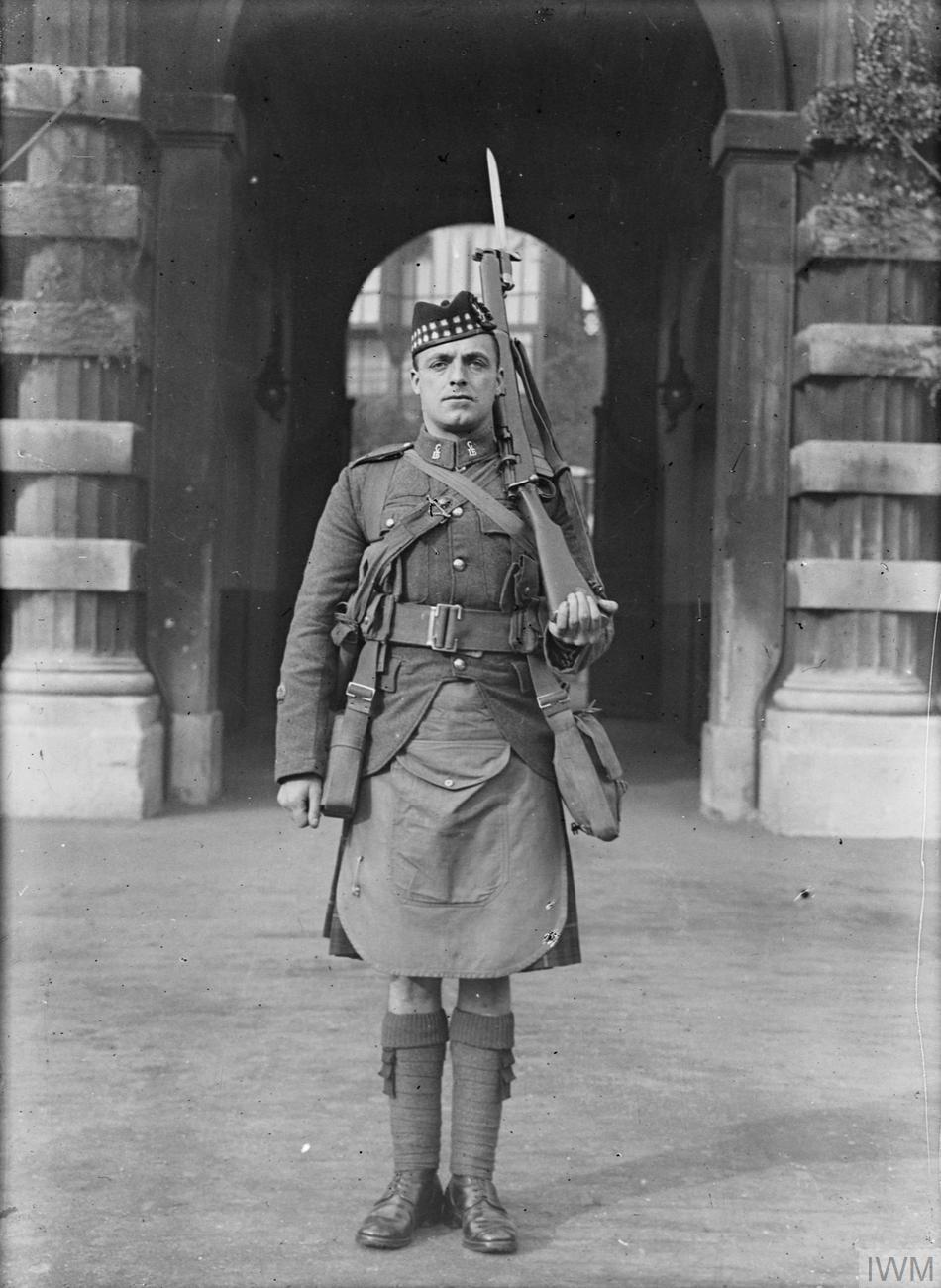 Photo référence IWM Q 30226.<br />Photographe Horace Nichols, 1917.<br />Légende d'origine : <br />"Company Sergeant Major Canadian Scottish, in full marching order. Taken in the courtyard of the Royal Mews, Buckingham Palace in October 1917."