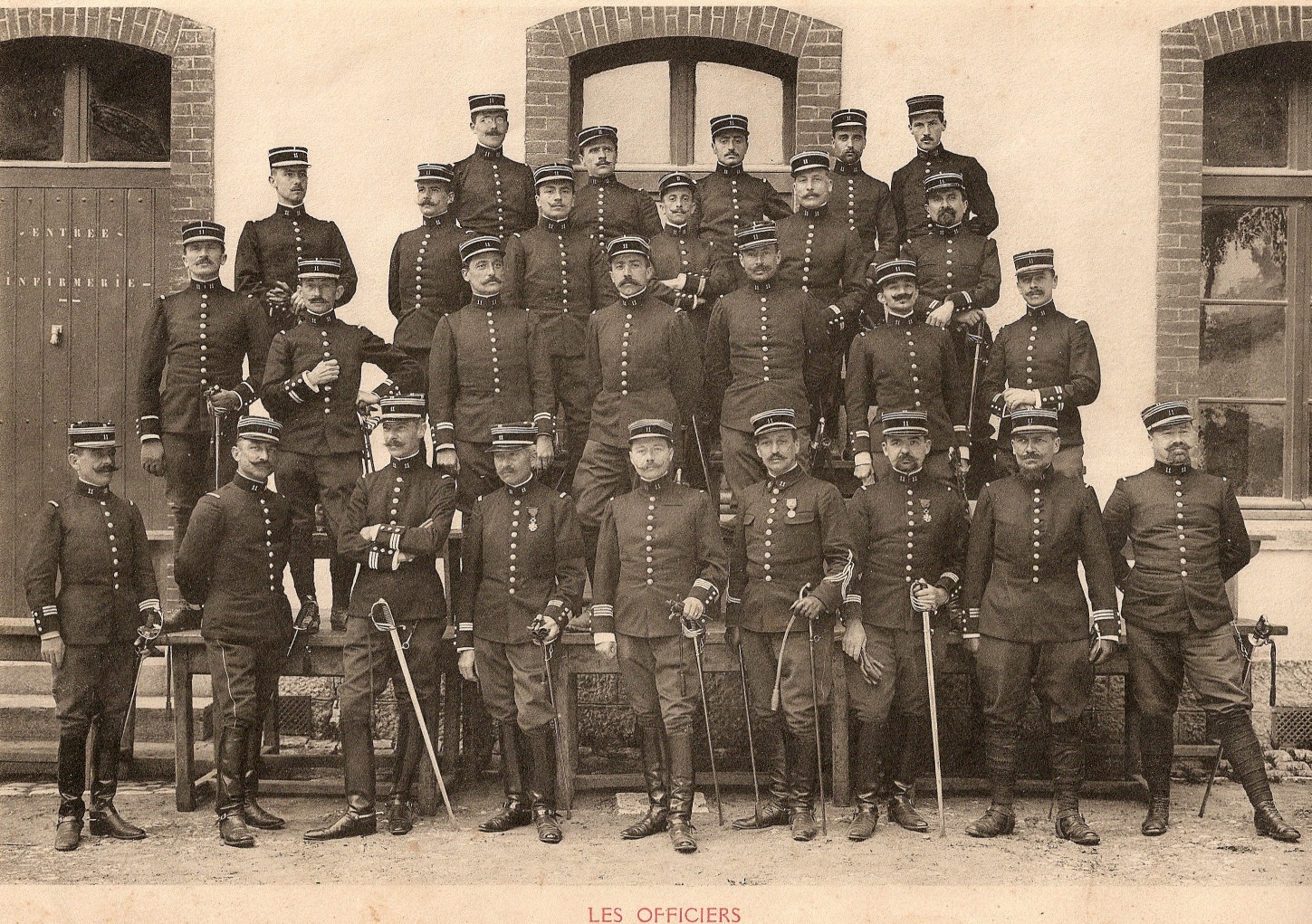 officier du 11e BCA - 1912 - Halbwachs 3e à droit premier rang.jpg