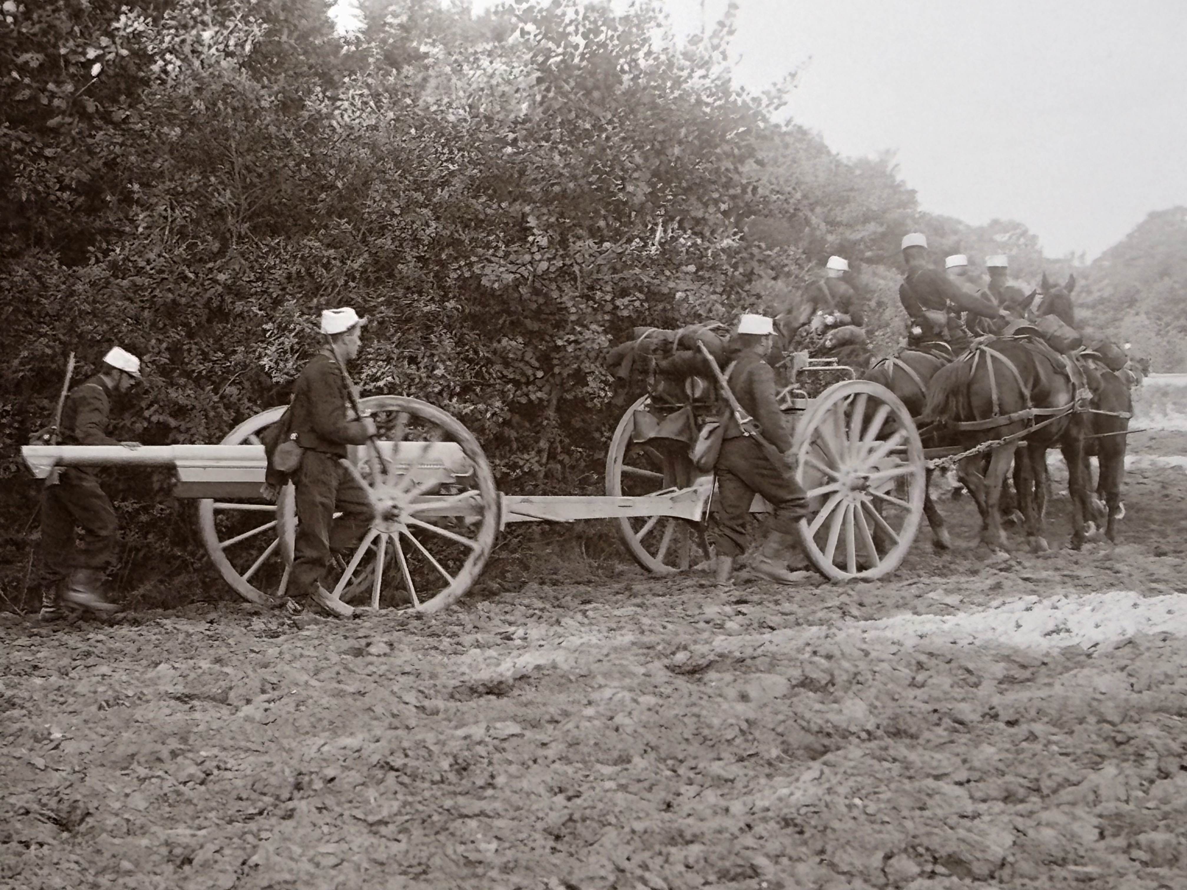 ww1 glass French gun 4a close up 1901-1909.jpg