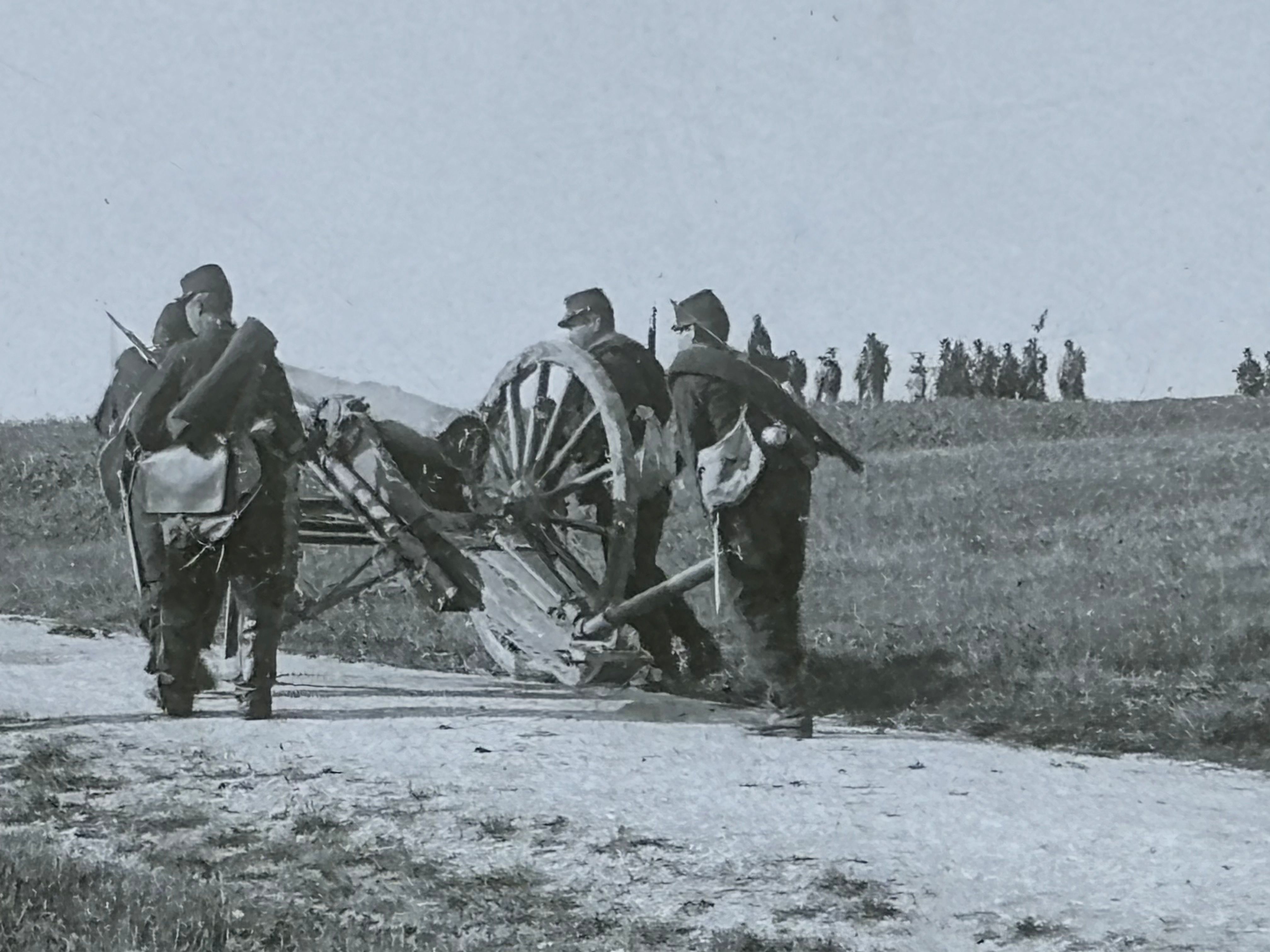 French troops with art gun closeup 1901-1909.jpg