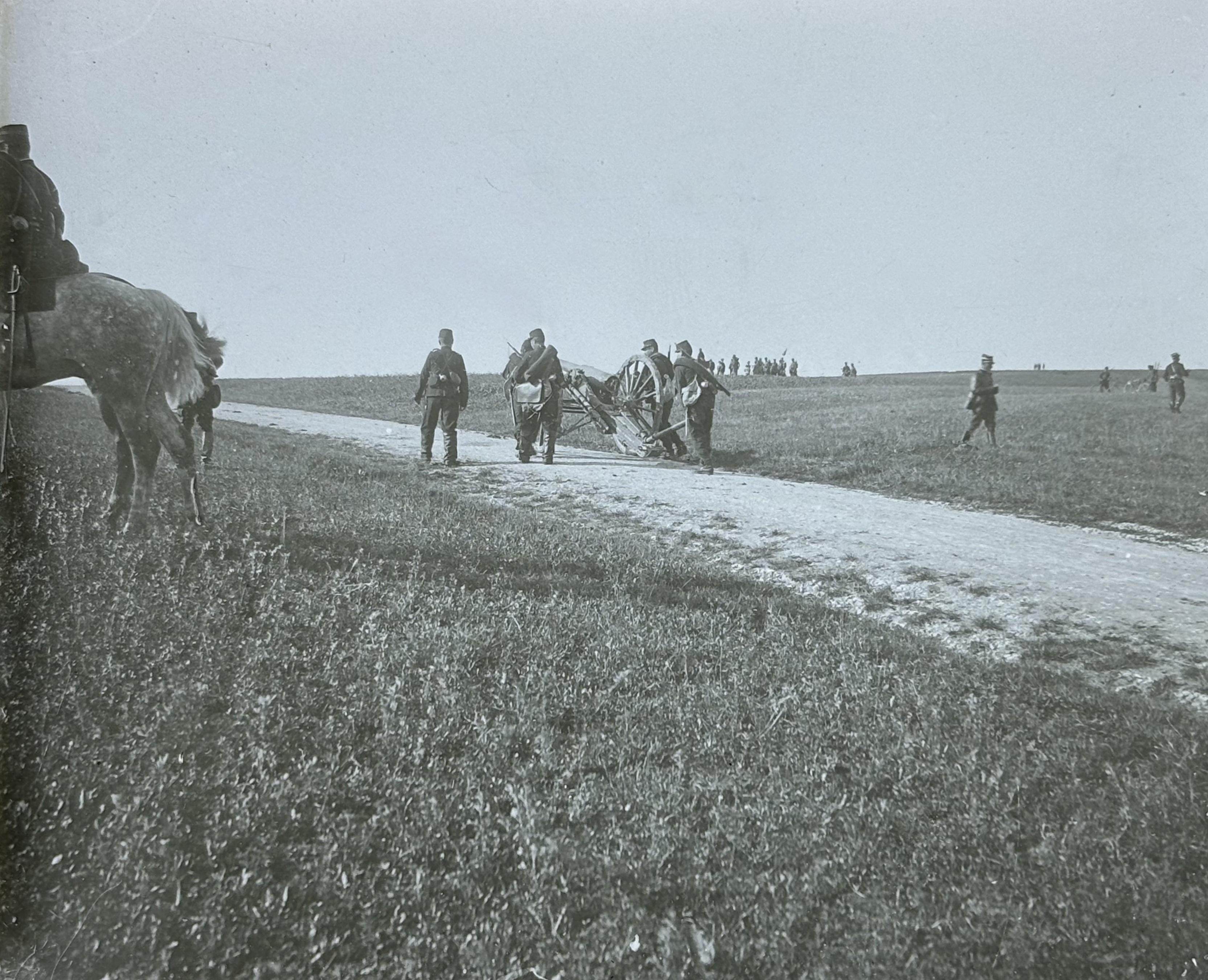 French troops with art gun 1901-1909 1a.jpg