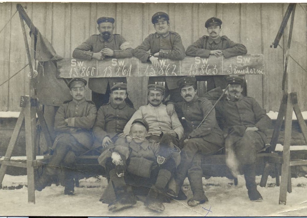 1915 Georges Boesch assis 2 eme a droite àé.jpg