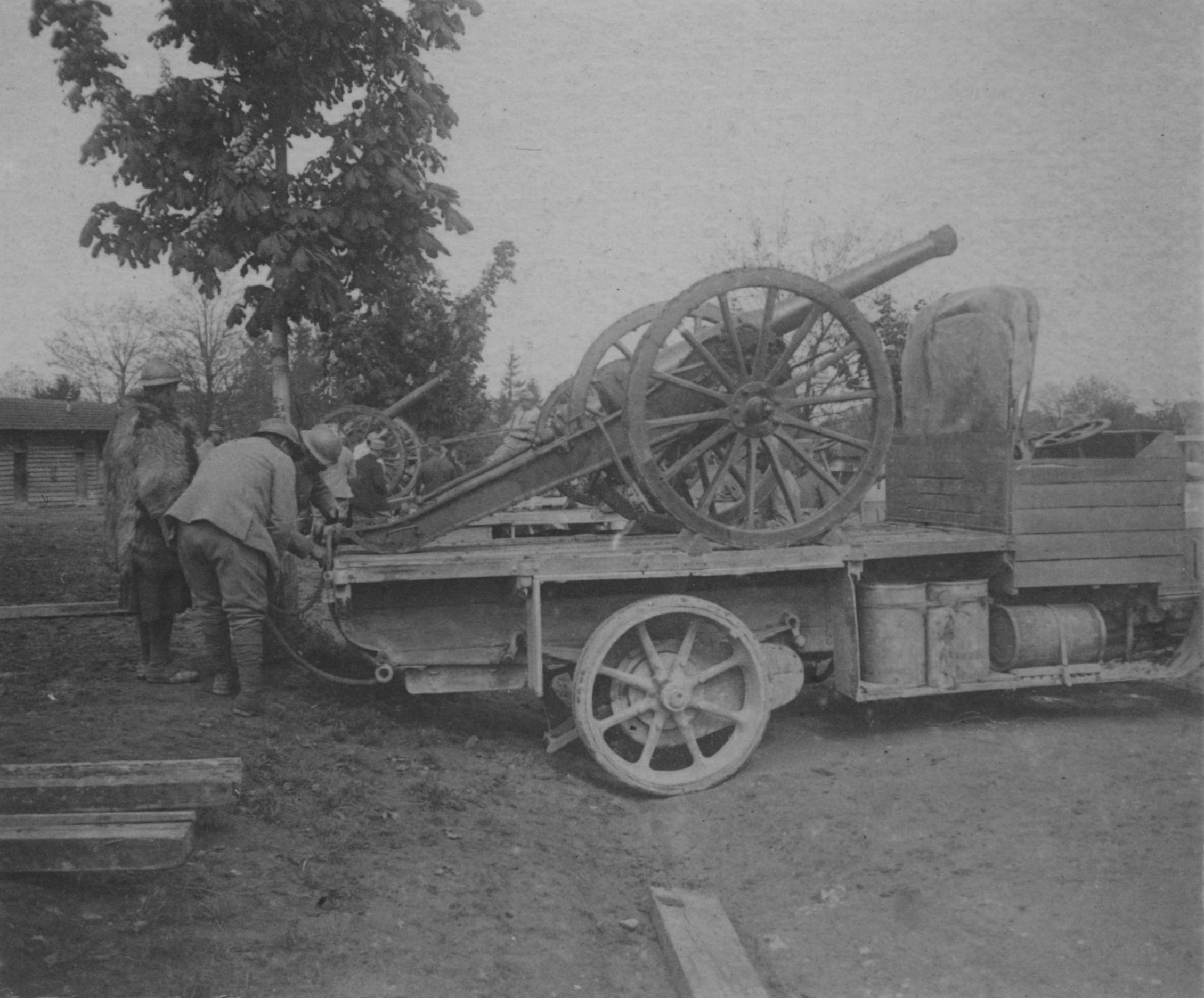 ww1 French truck 6 gun.jpg