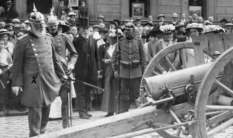 ludwig III. devant canon francais a munich.png