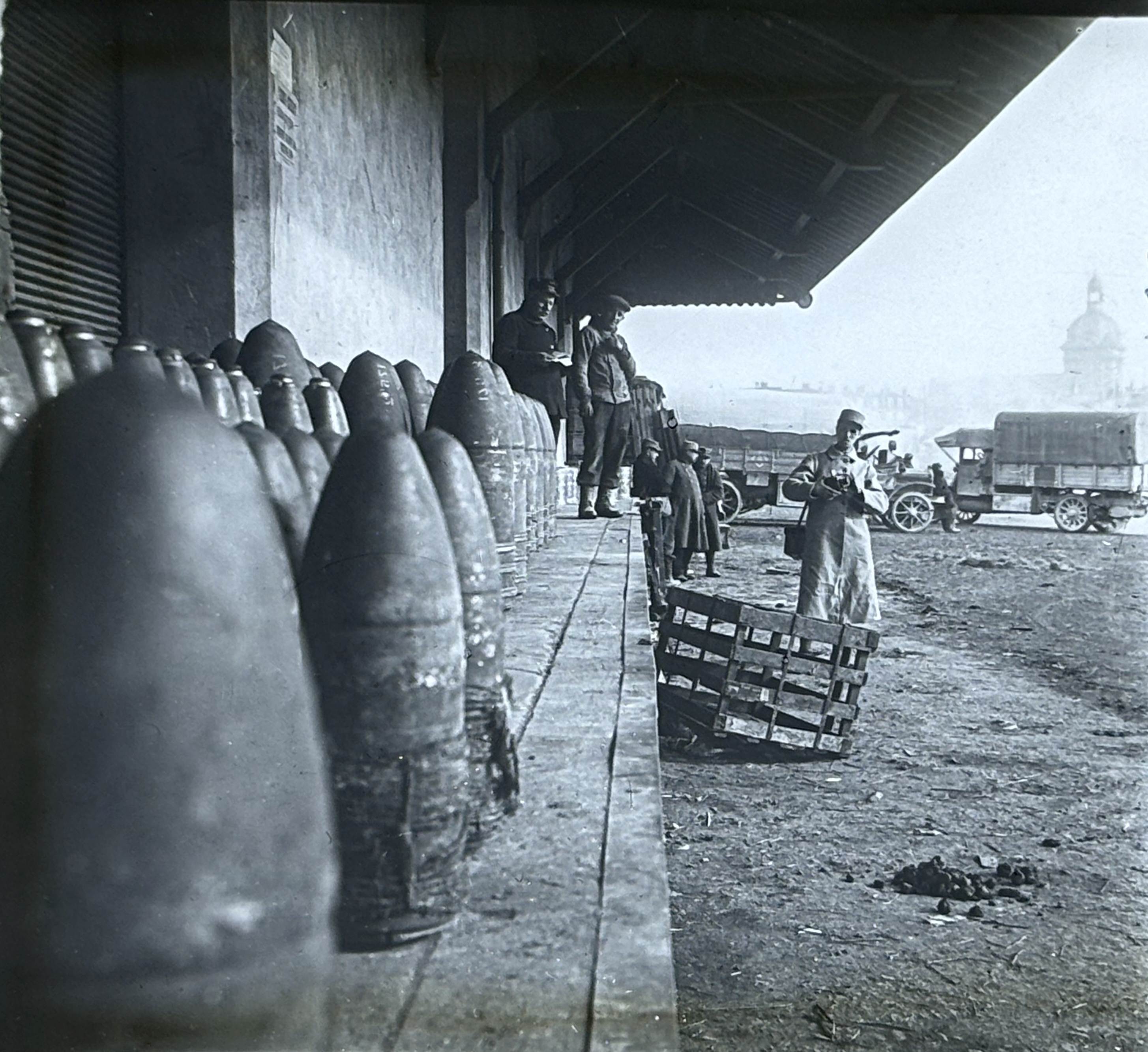 ww1 stereo truck shells 1 small.jpg