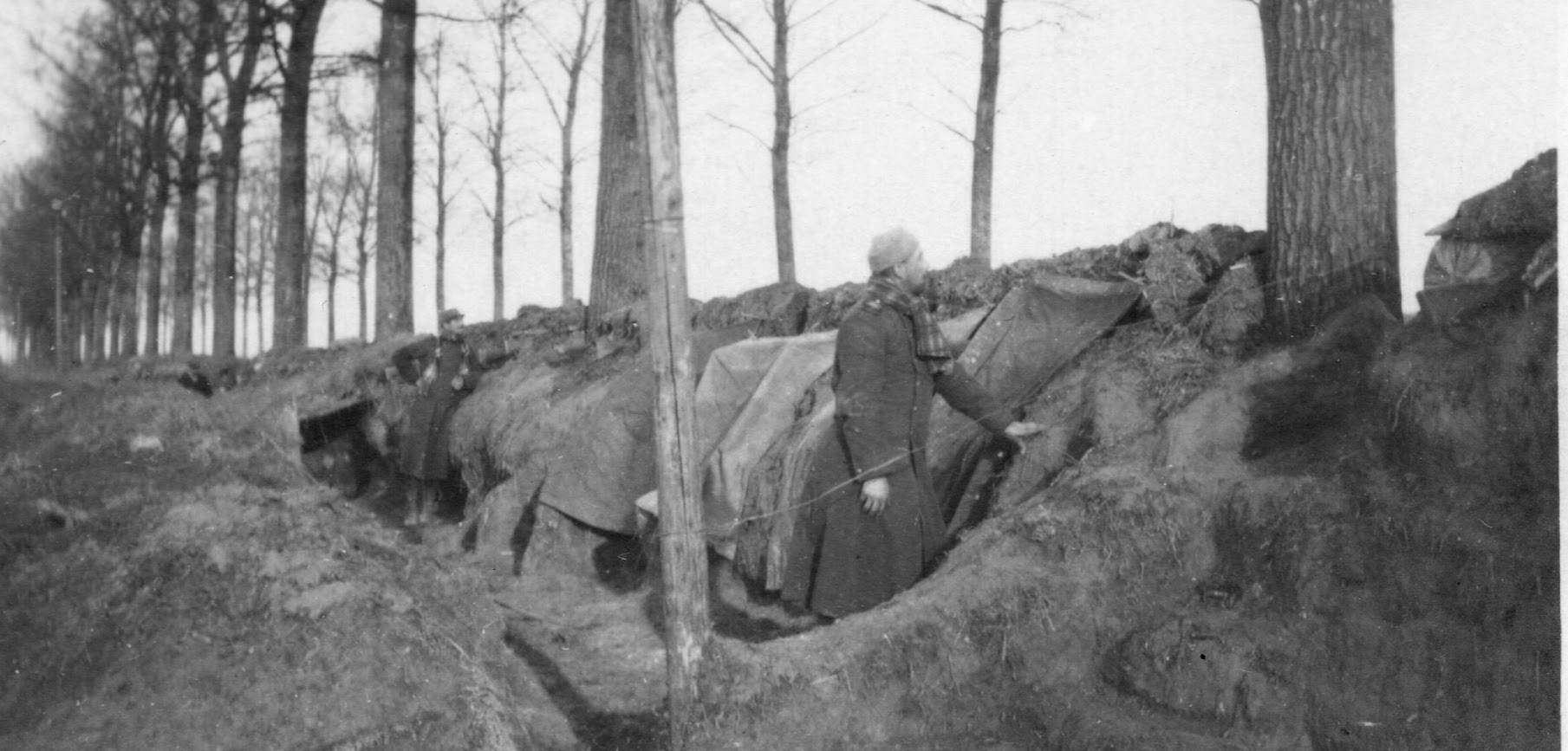 ww1 trench on road route 44 Luxembourg Cauroy - Hermonville. close up  1a.jpg