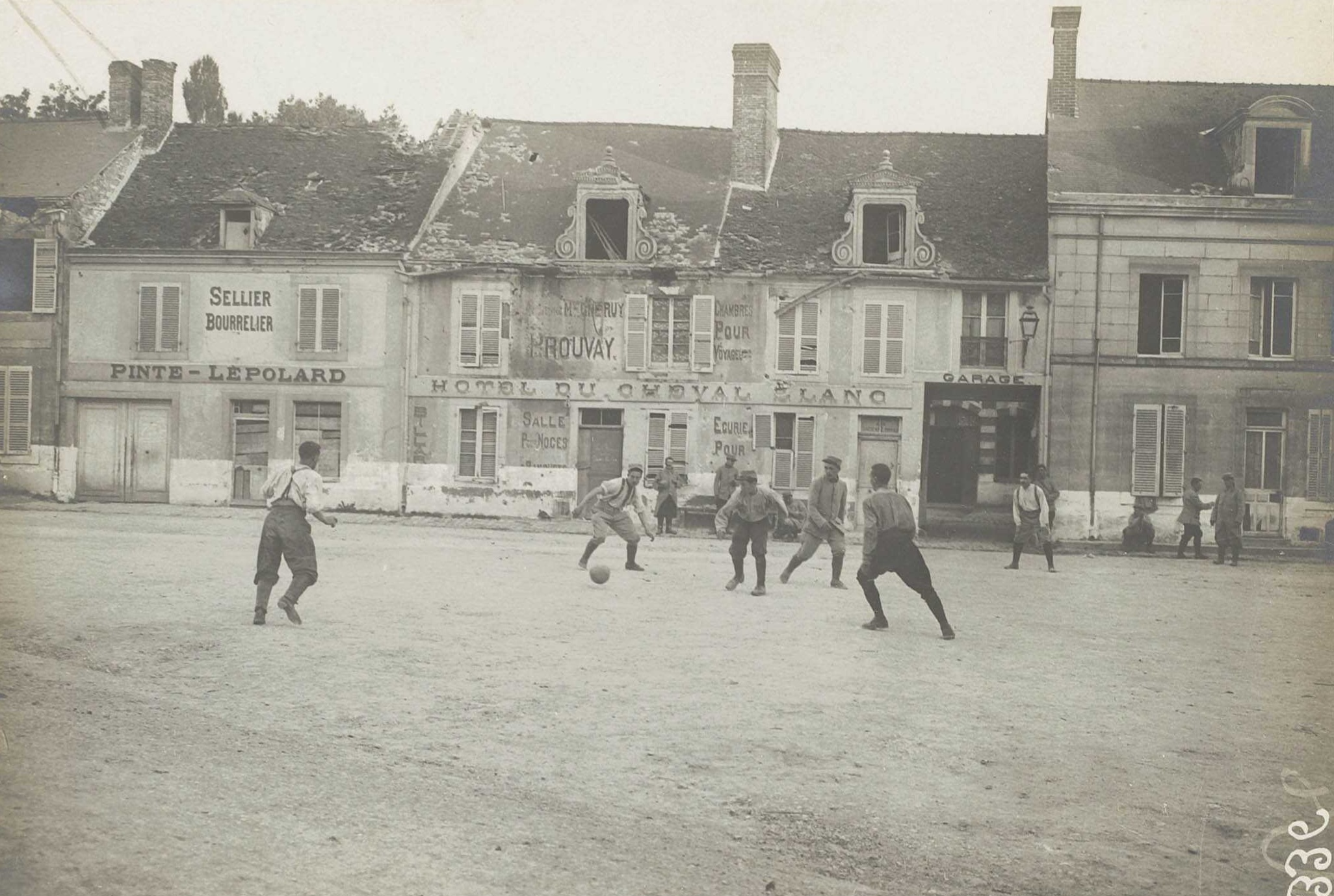 Football à Hermonville en 1915.<br />Détail photo La Contemporaine, Nanterre, France.