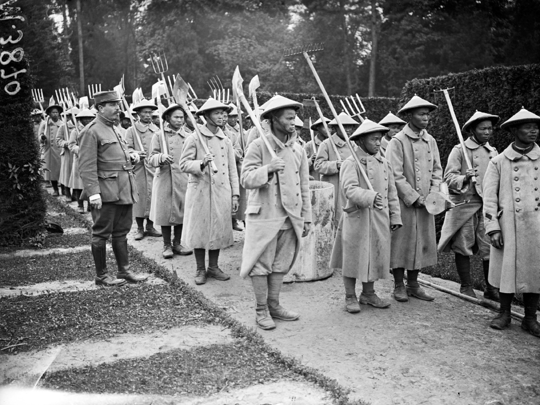 Au Trianon, culture potagère par les Tonkinois.<br />Photo ECPAD SPA 196M 3870.