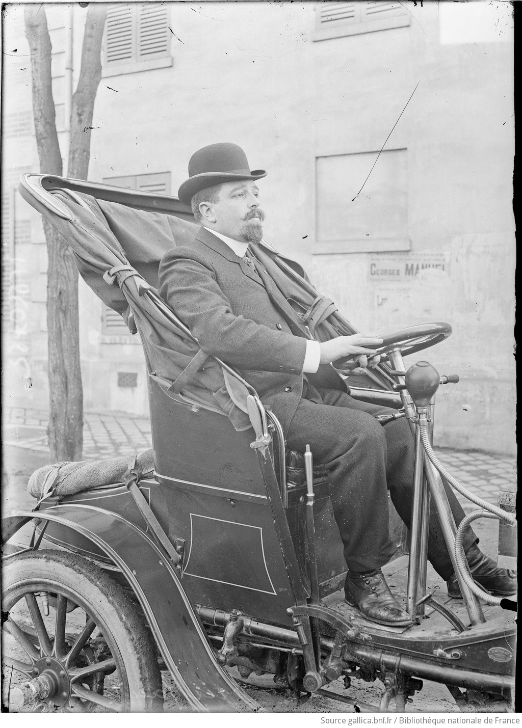 Truffaut, portrait du Vice-président du Club Automobile de Seine-et-Oise.<br />Photo Agence Rol 1905 – Source BnF / Gallica.