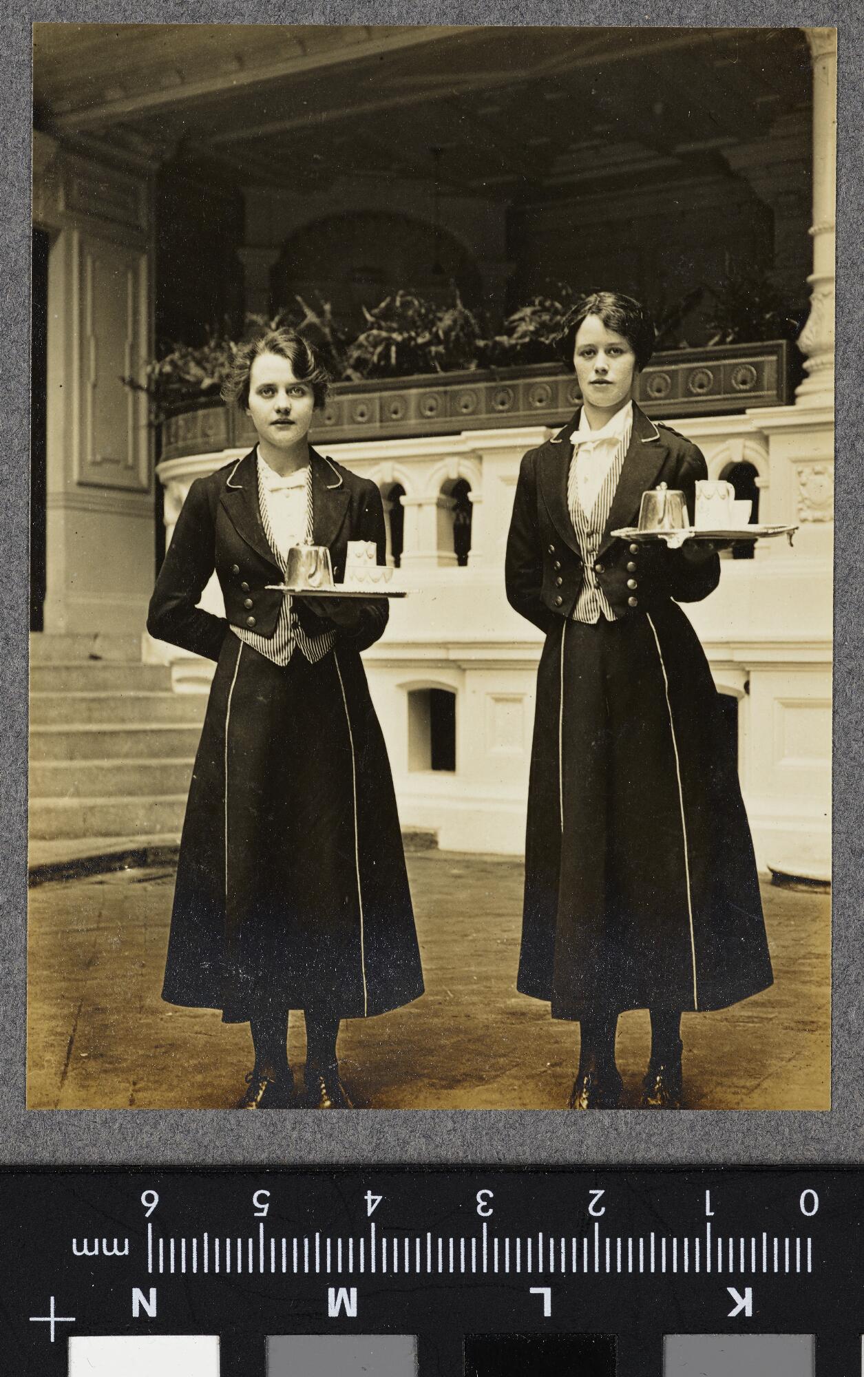 Personnel féminin St Ermin's Hotel, Westminster, pendant la guerre. Photographe Arthur Reavil. <br />Collection numérique de l’Université de Manchester, Angleterre.
