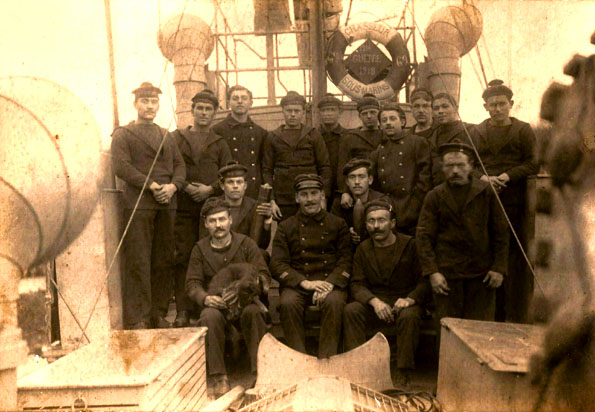 1919 - Hervé Pennaneach et son équipage.jpg