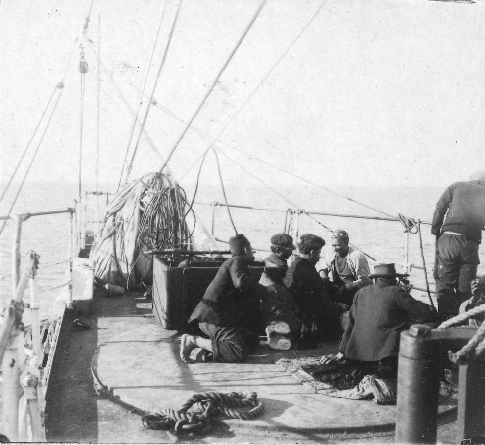 Paquebot Ernest Simons des Messageries Maritimes, repas des chauffeurs arabes à la proue du navire, 1917.jpg