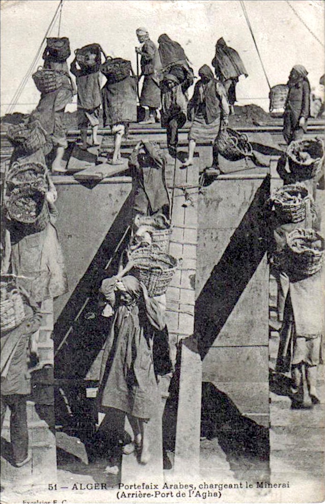 Portefaix arabes au charbonnages dans l'arrière-port de l'Agha, Alger 1910.jpg