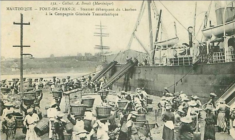 Charbonières martiniquaises débarquant du charbon à Fort de France vers 1910.jpg