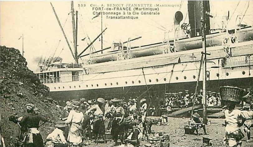 Charbonnage par les antillaises de Fort de France vers 1915.jpg