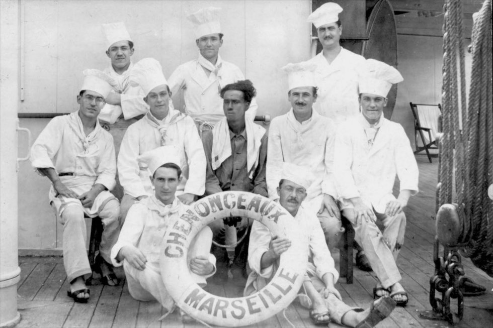 Brigade des cuisiniers du Chenonceaux des MM (Aramis) à Kobé, le 20 octobre 1928, 1 érythréen semble-t-il.jpg