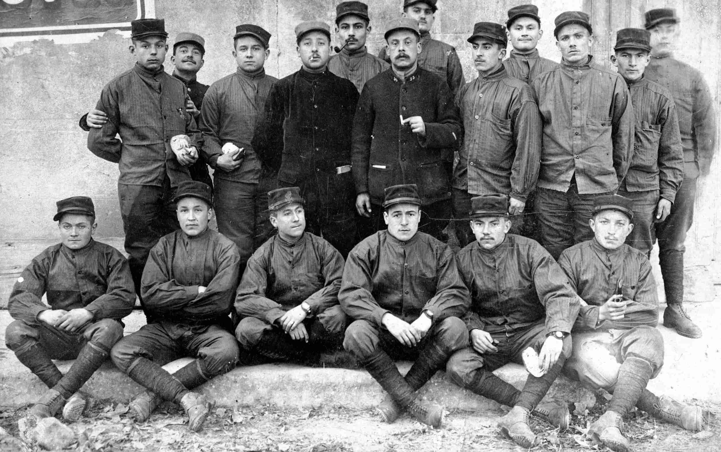 photo de groupe avec Blaise Chambonnière en bas à droite en 1916 avant de partir à Verdun ?<br />camarade à identifier...