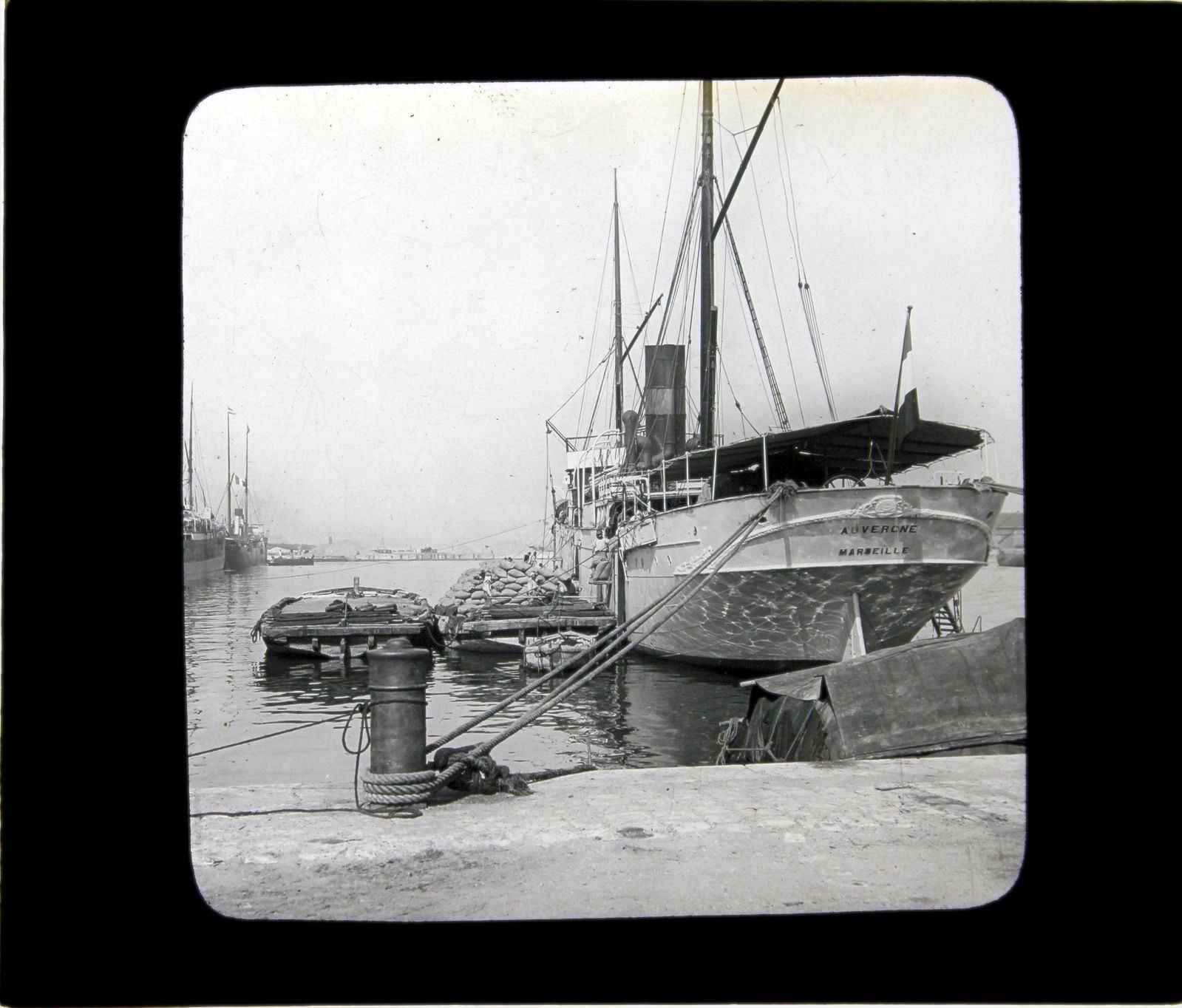 le Cargo AUVERGNE déchargeant sur Tunis vers 1910.jpg