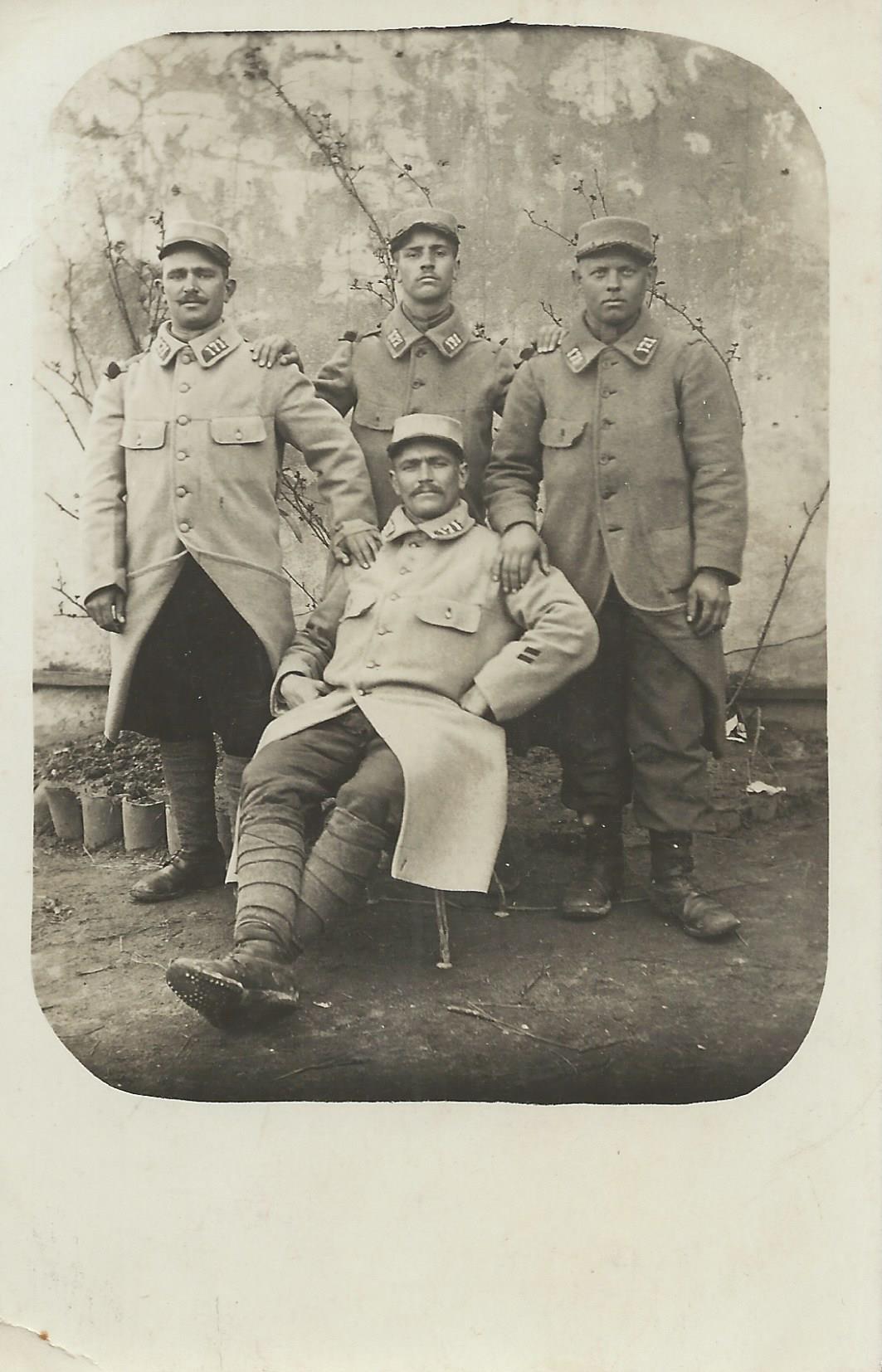 Voici une des photos trouvées sur EBAY.<br />Isidore pourrait être le soldat assis.