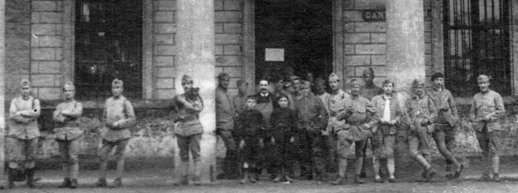 CPA Caserne avec panier devant les militaires.jpg