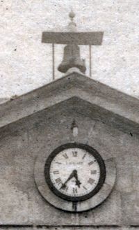 CPA Caserne avec panier devant Horloge 200.png.jpg