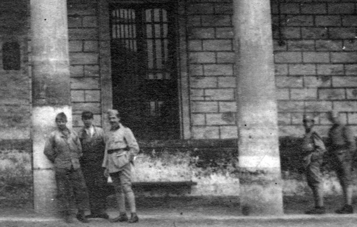 CPA Caserne avec panier devant soldats droite.png.jpg